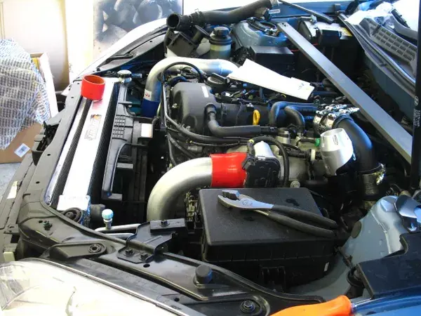 Cenová Bomba Hliníkový závodní chladič Mishimoto Hyundai Genesis V4 Turbo Coupe (10-)